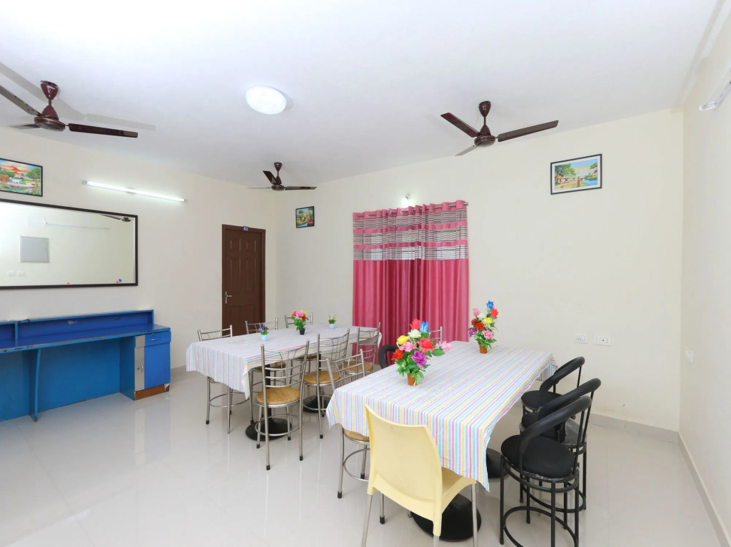 OYO 15701 River View Residency