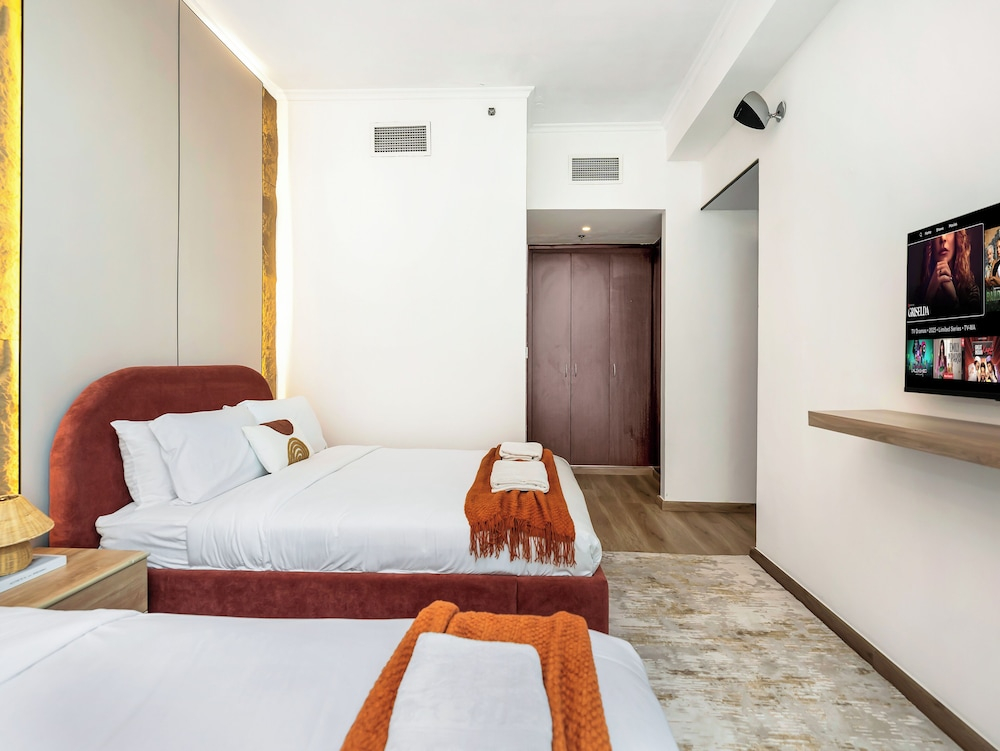 Urban Dubai Marina Stay Near Yacht