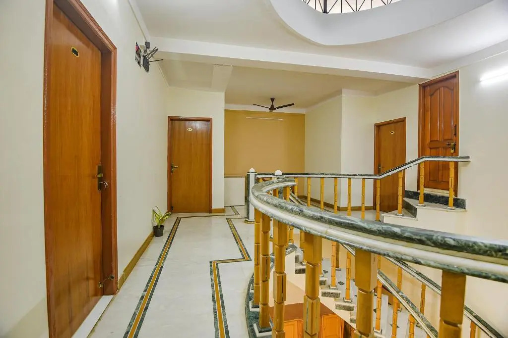 Fabexpress Ravikeerthis Service Apartment