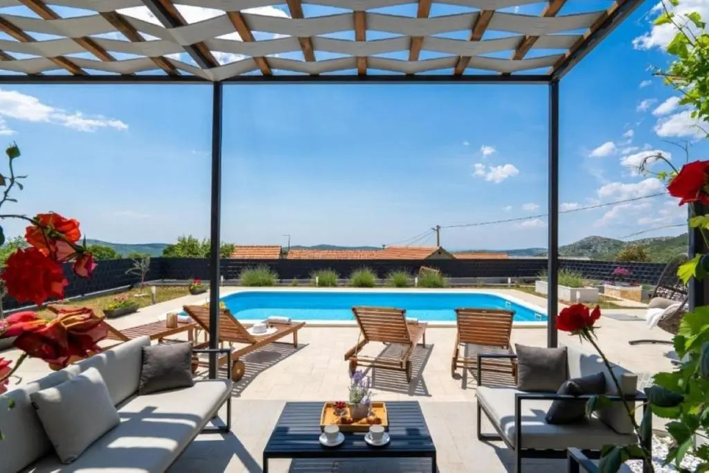 Pax - With Pool - H