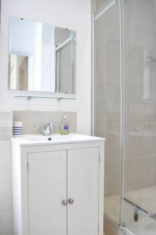 2 Bedroom Apartment With Terrace in Clapham