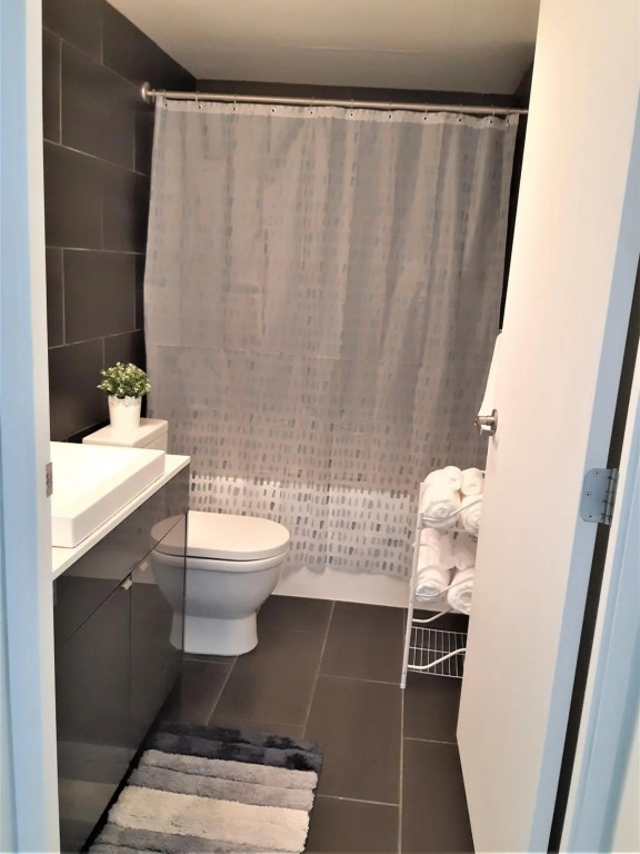 Luxury skyline condo in downtown FREE 24/7 parking