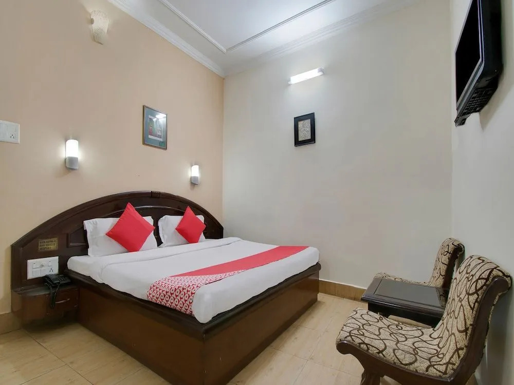 Oyo 26837 Hotel White House