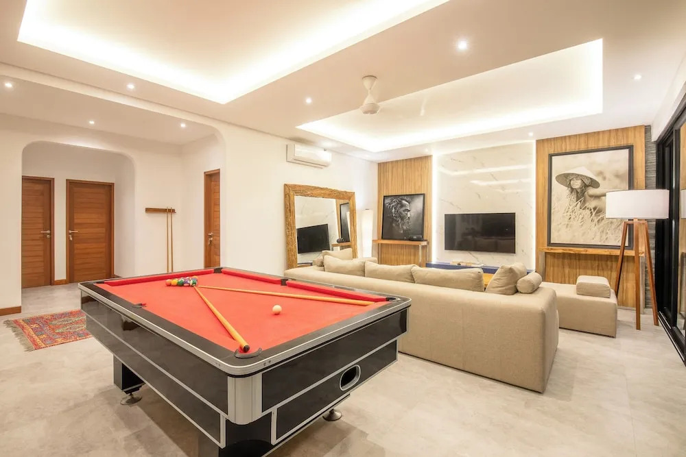 Elegant 3BR Retreat, Stylish Modern Villa Seminyak