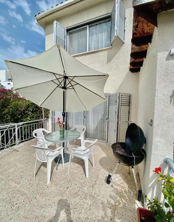 Seaside Maisonette 200M from sea