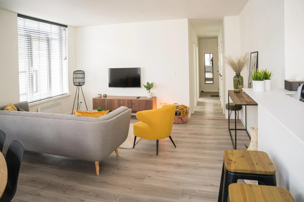 ETAGE 2 - appartement in centrum, 300m van zee mét parking