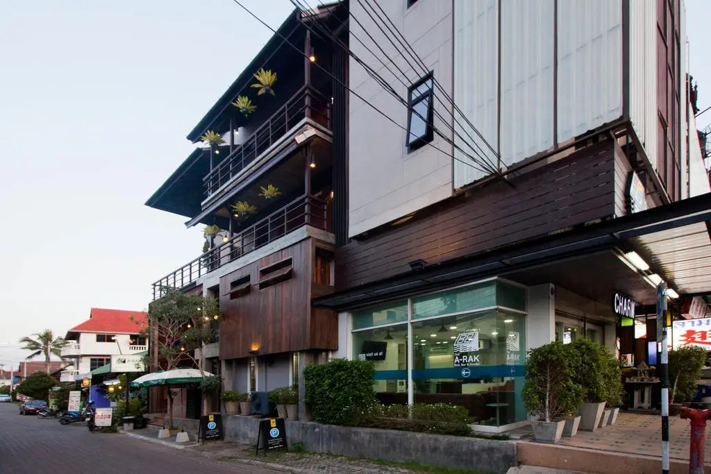 The Arak Bed Bar and Hostel