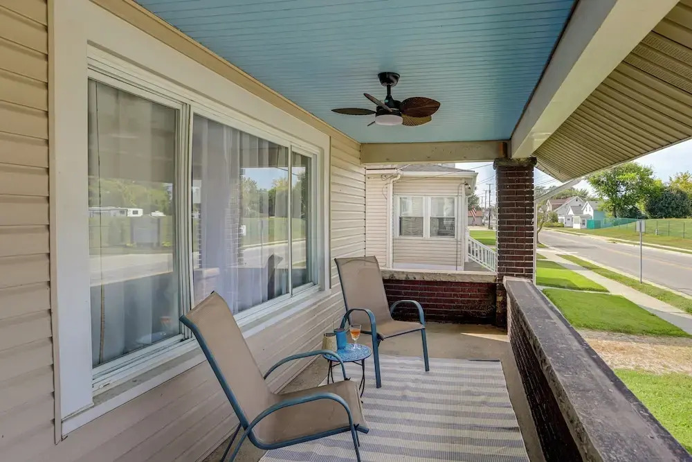 1 Mi to Cedar Point: Family Getaway w/ Porch!