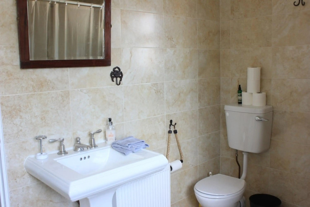 Johnston House: Historic Village Retreat