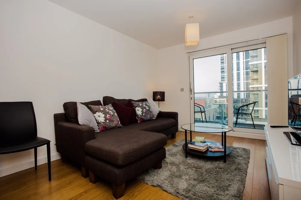 Stunning 2 Bed Home + Balcony Overlooking Thames
