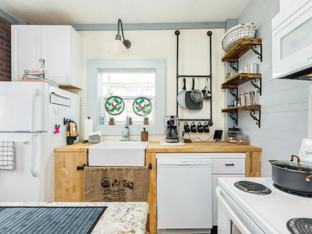 1821 Pleasure Pier Cottage - 1 Br cottage by RedAwning