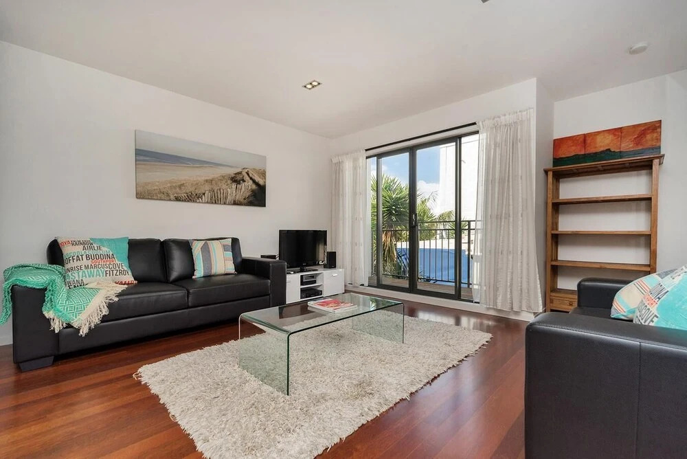 QV Modern 3 Level Sunny Townhouse - 640