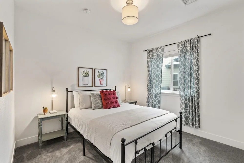 Steps From River & Old Town - Hot Tub & King Bd