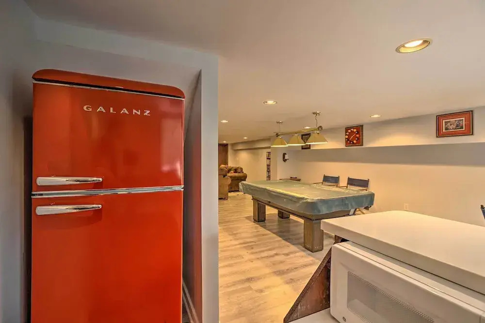 Hot Tub + Private Beach: Waterfront Urbanna Escape