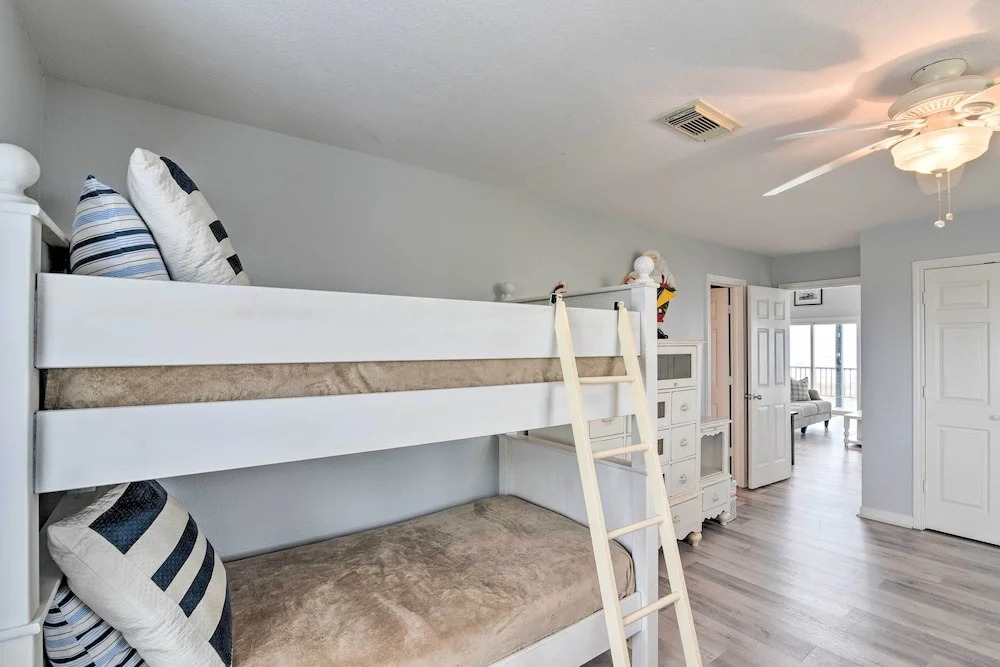 Oceanfront Galveston Home - Walk to Beach!