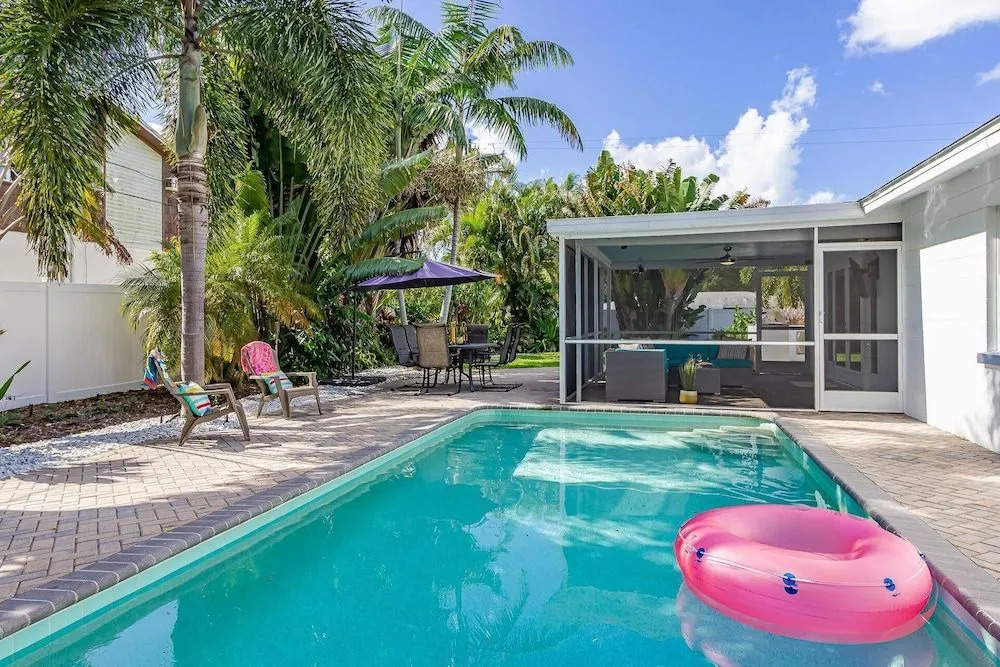 Fruit & Wine Saltwater Pool Home