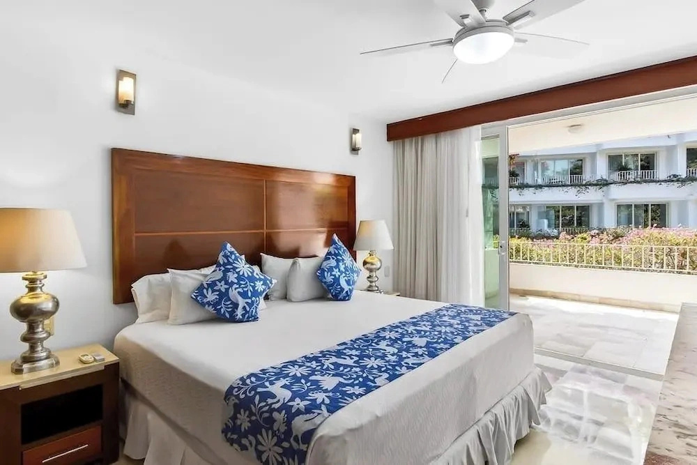 Luxurious Partial Ocean-view Suite With 3 Pools, hot Tub, gym & Balcony