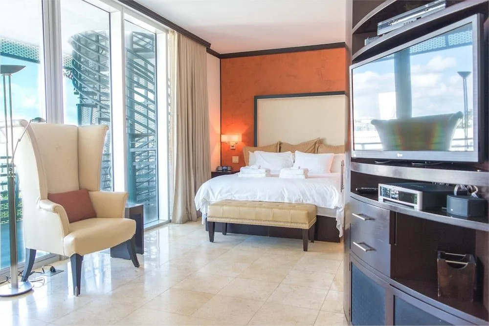 Penthouse De Soleil South Beach - On Ocean Drive Miami Beach Studio Bedroom Condo by RedAwning