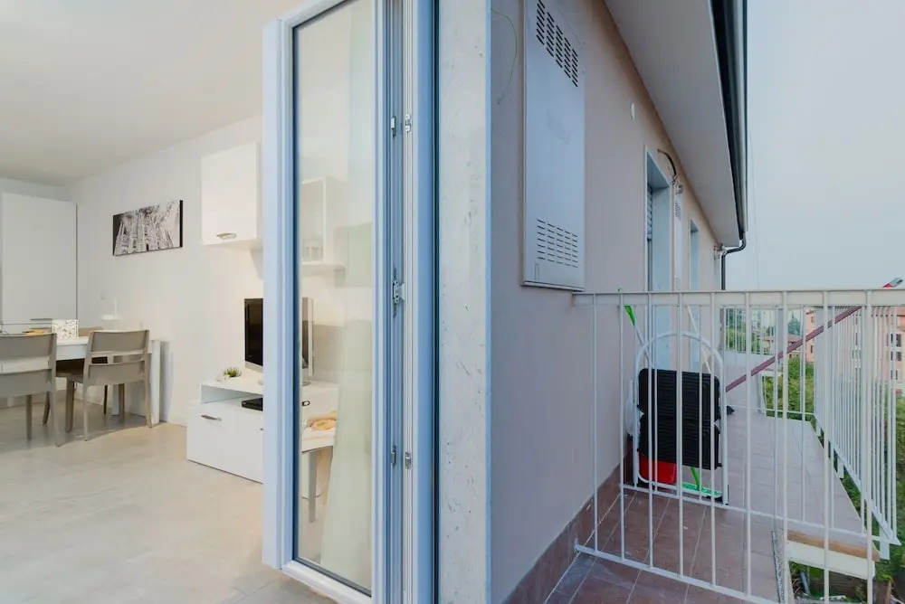 Marinas White Apartment