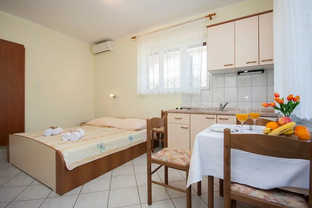 Family Apartments & Rooms Mikelin