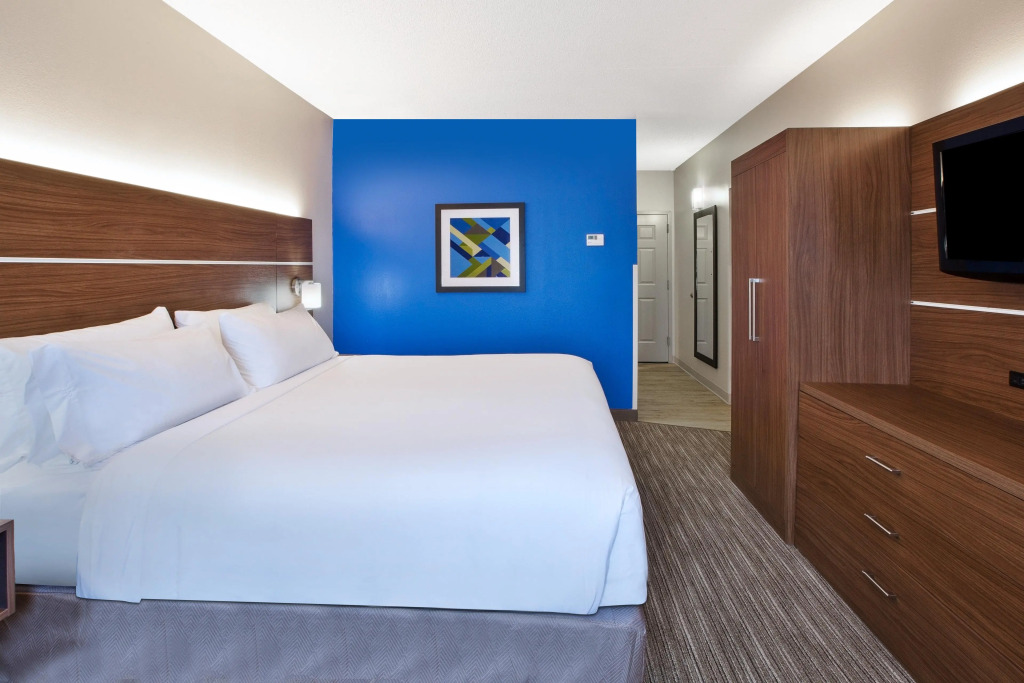 Holiday Inn Express & Suites Manchester by IHG