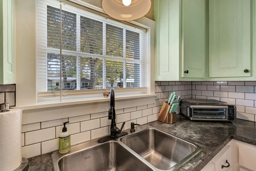 Charming Bungalow W/hot tub 5min to Main St!