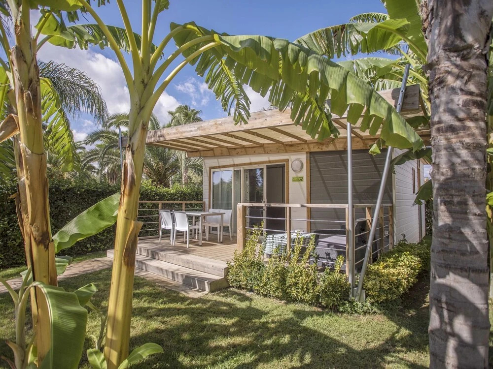 Beautiful Chalet With AC and Covered Terrace, Near the Beach