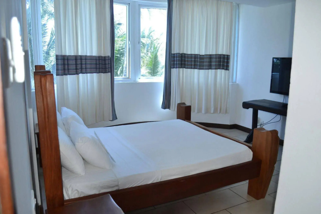 Cowrie Shell Beach Apartments Official