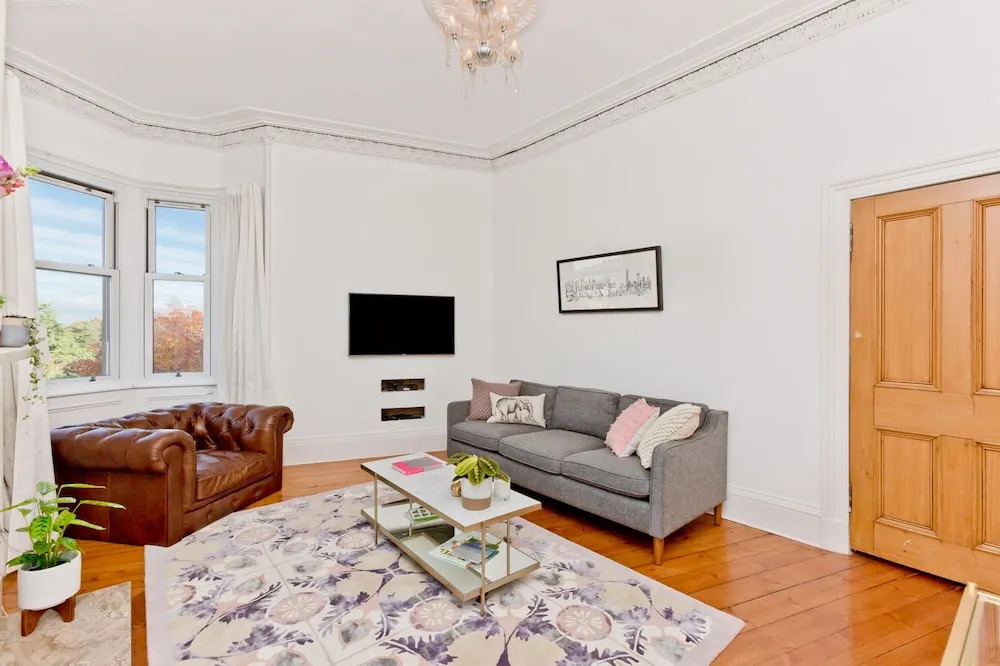 2 Bedroom Penthouse Apartment Sleeps 4