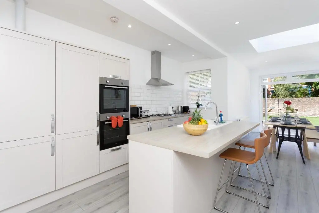 Oliverball Serviced Apartments - Harold House - Modern open plan 4 bedroom, 3 bathroom house in Portsmouth