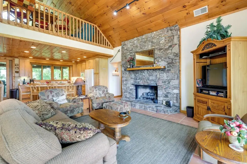 Almond Vacation Rental w/ Mountain Views!