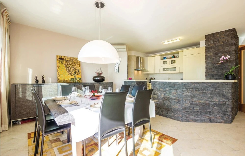 Beautiful Home in Rijeka With Wifi and 5 Bedrooms