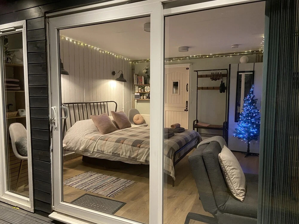 Unique 1+ bed Cabin, Parking and Private Garden