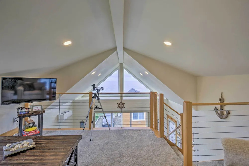 Yachats Gem w/ Private Balcony & Ocean Views!