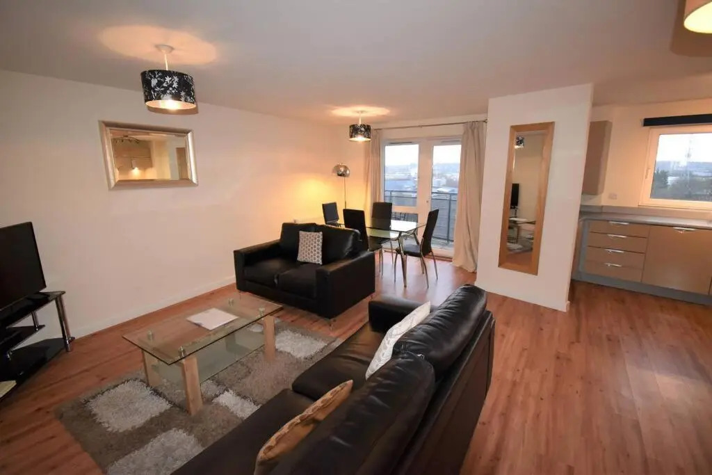 Pinnacle 2 - City Centre 2 Bedroom 2 Bathroom Apartment - with Balcony, Free Parking, Fast Wifi and Smart TV