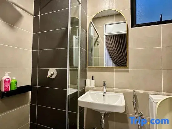 D’pristine 4 bedder sea view condo 36-02A opp legoland