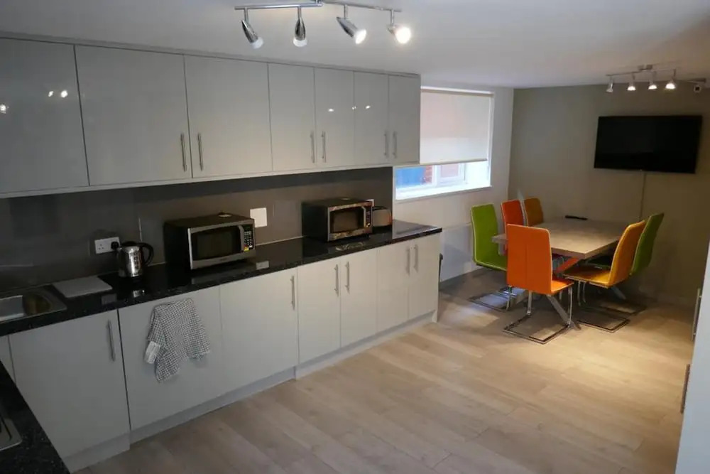 Immaculate 12-bed House Good Amenities in Wigan