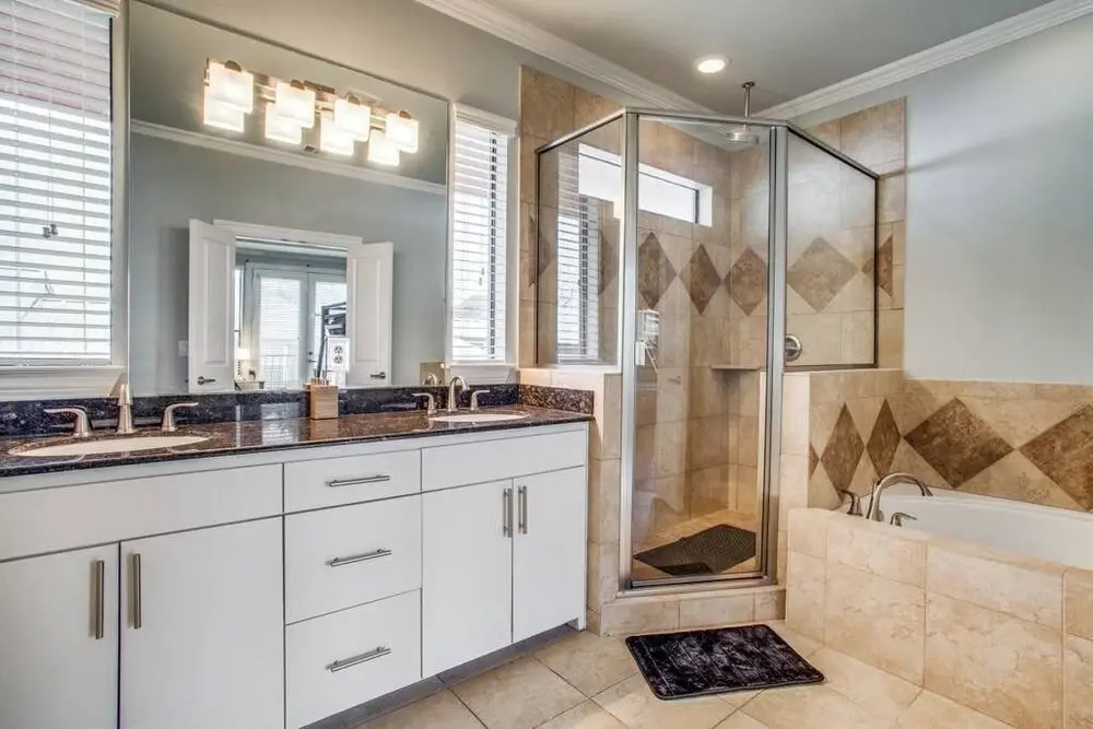 2 Huge Townhouses in Oak Lawn PERFECT for groups