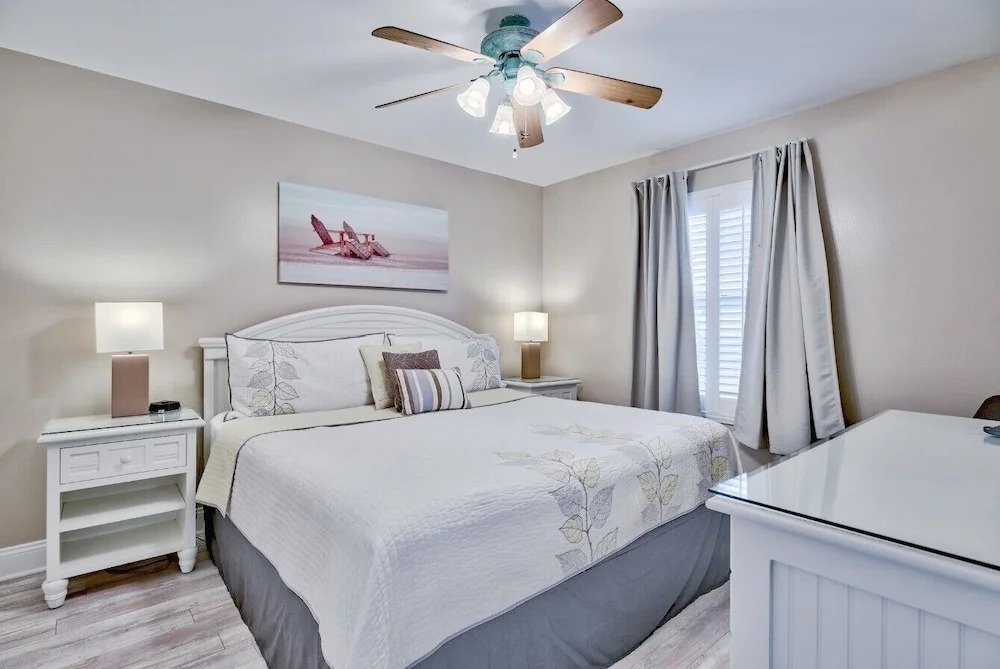 Pelican Beach Resort - Destin Condo Getaways by CLs