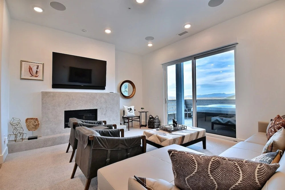 Huge & Newly Constructed 5br/5ba -private Hot Tub! 5 Bedroom Condo by RedAwning