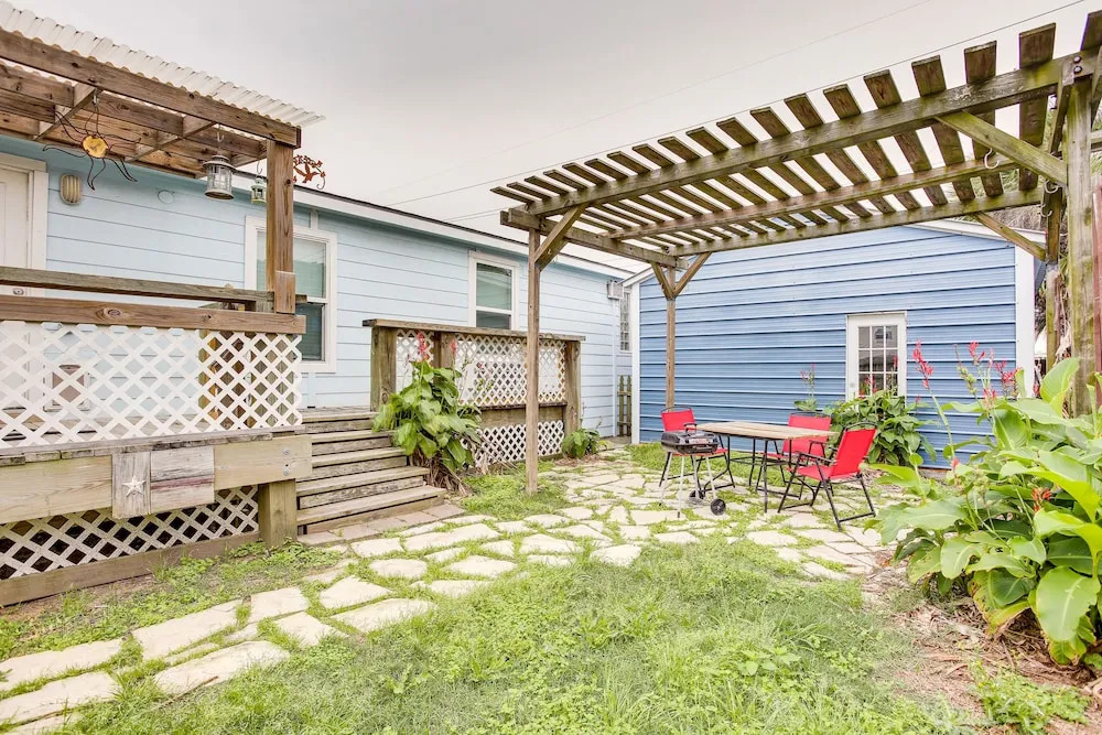 Galveston Cottage ~ 1 Mi to Beach: Pet Friendly!