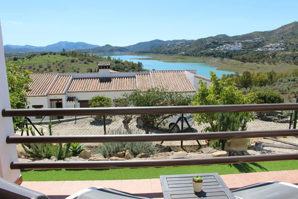 Serene Retreat in Lake Vinuela With Breathtaking Views