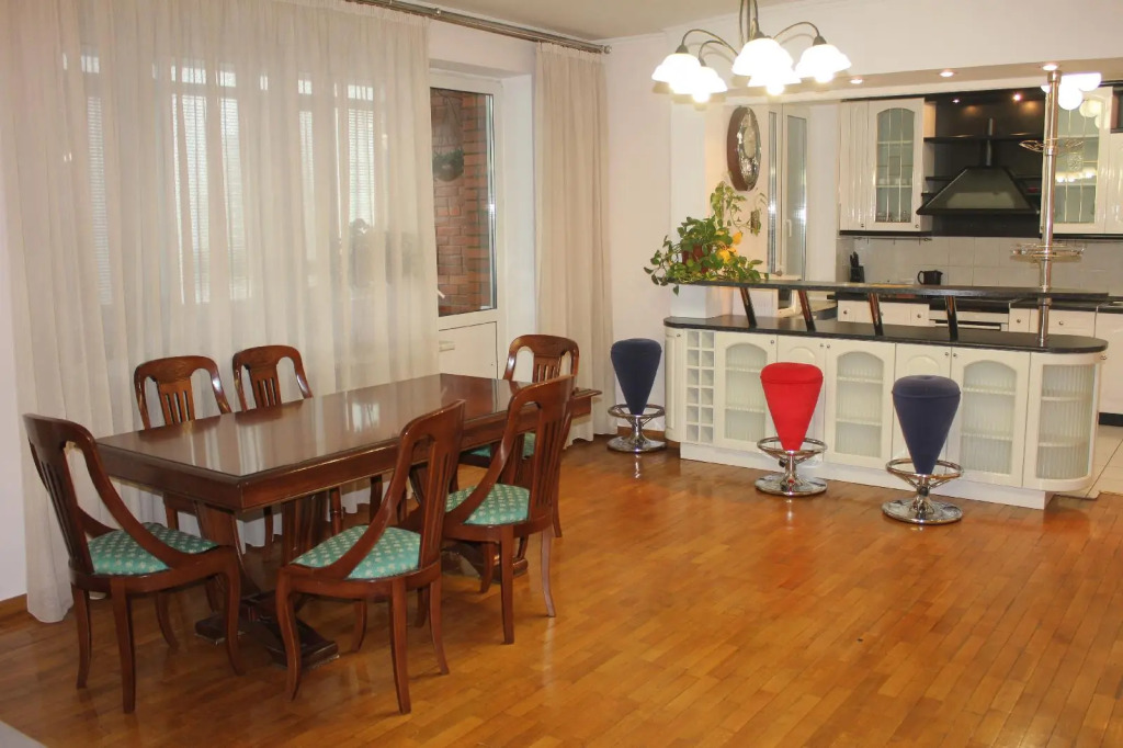 Lesi Ukrainki 5/18 Apartment