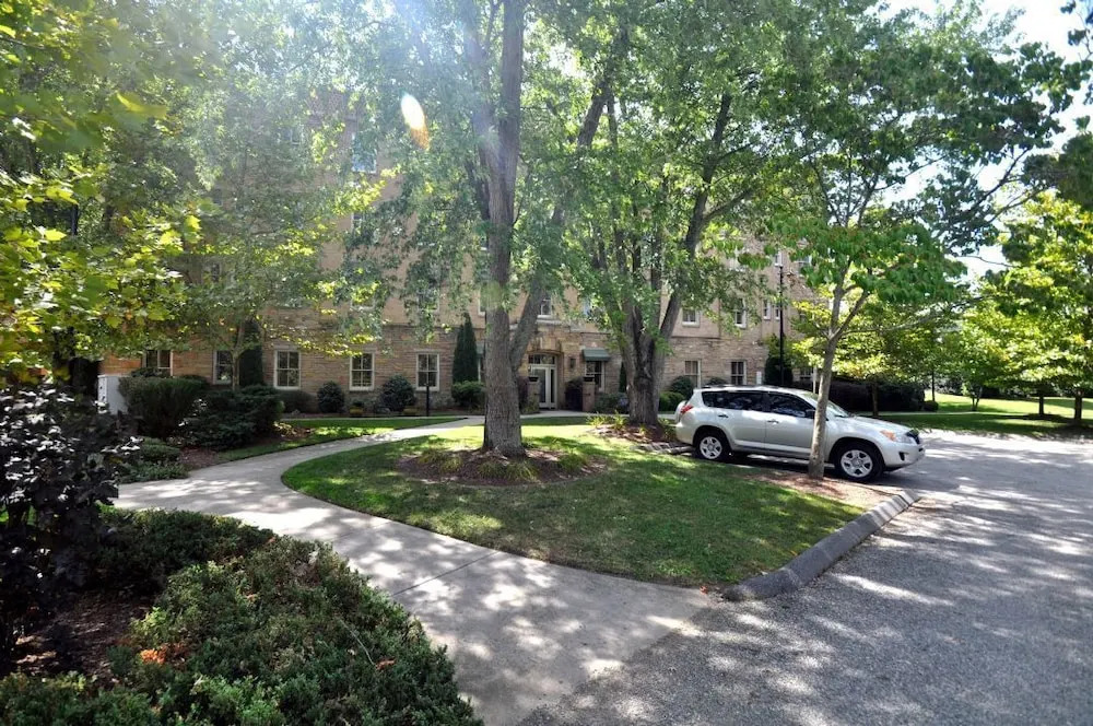 Biltmore Village Hideaway - 2 Br Condo