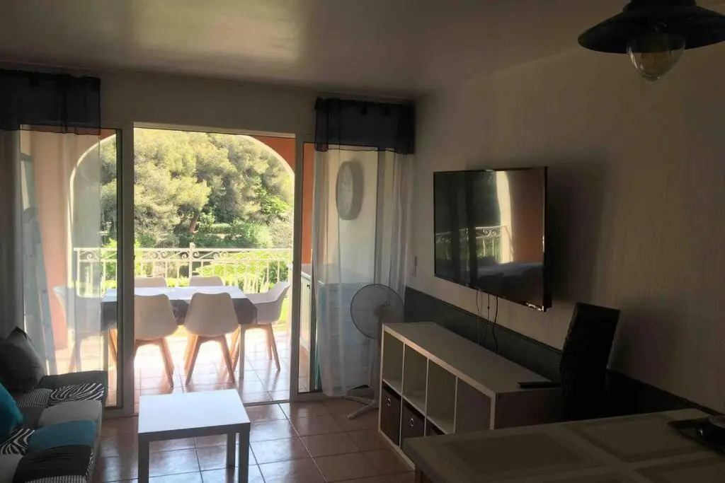 Appartement T2 avec piscine a 100 m de la plage