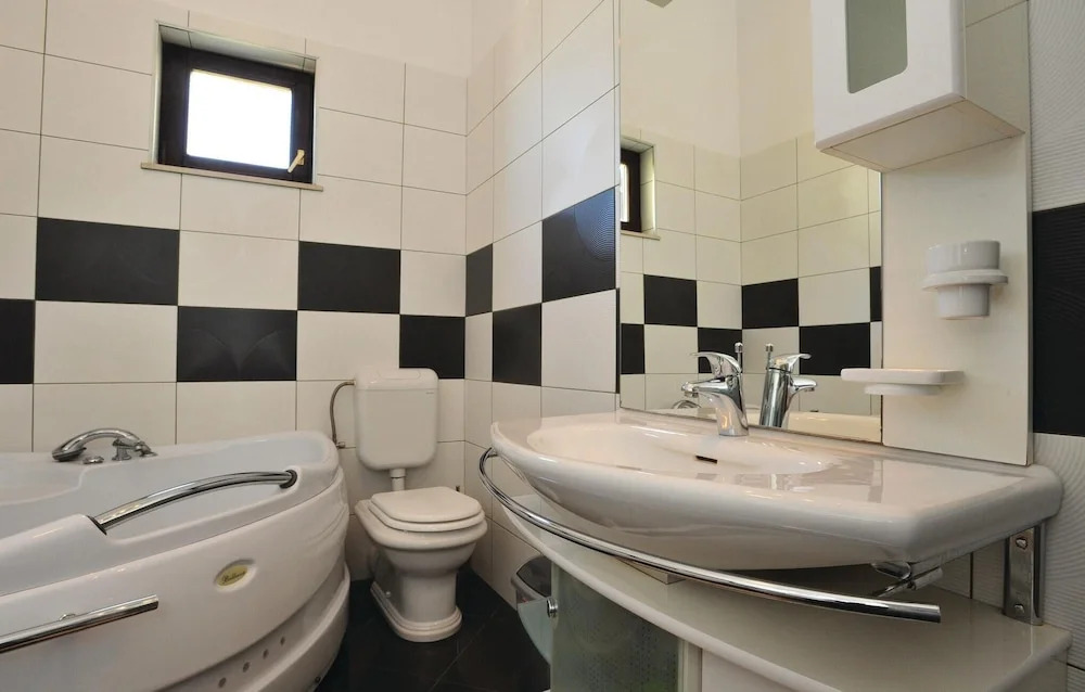 Beautiful Home in Omis With Wifi and 8 Bedrooms
