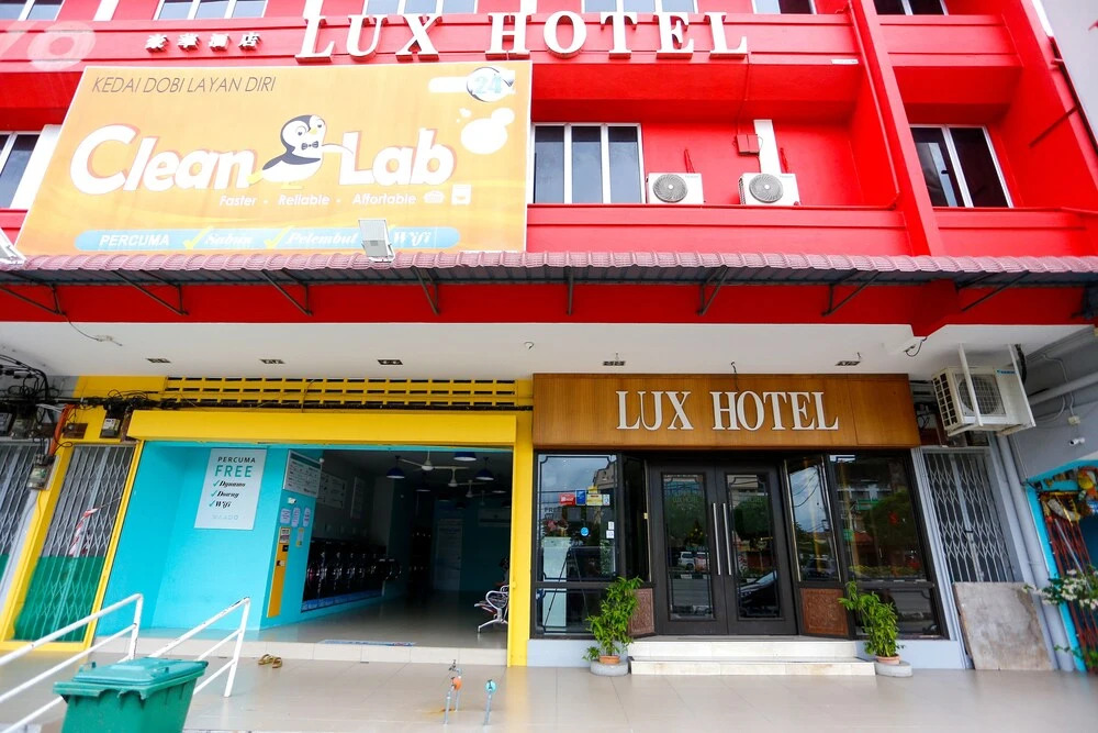 OYO 772 Lux Hotel