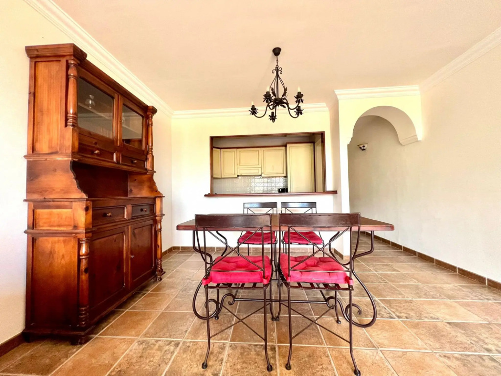 One bedroom, high floor, ocean views, pool