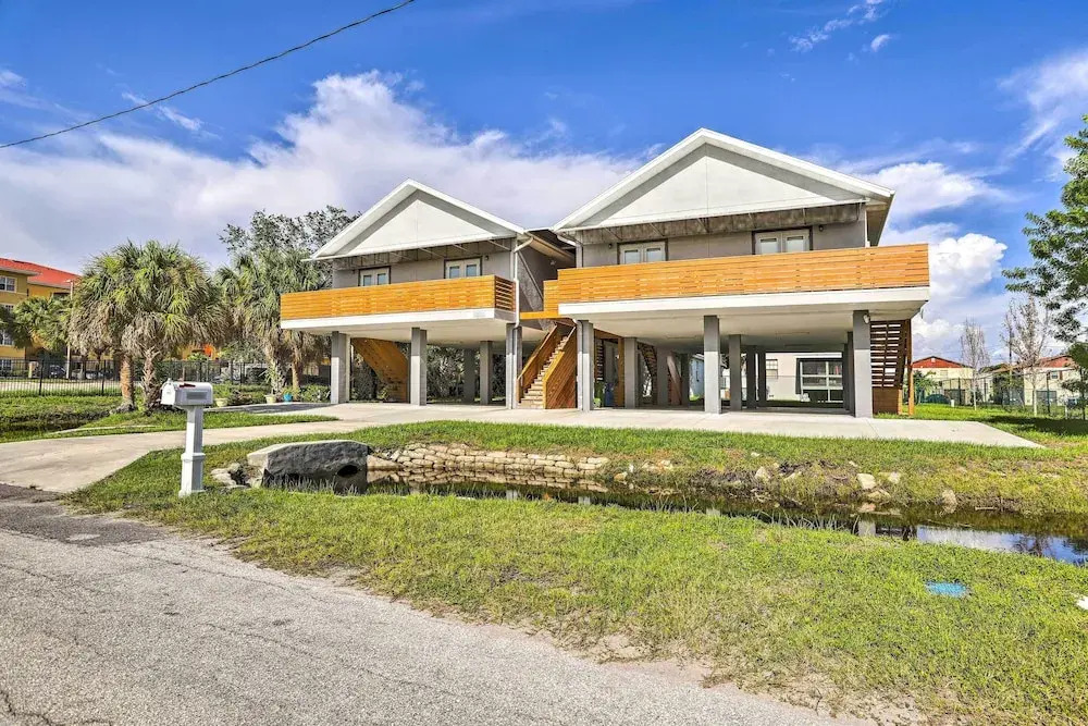 Family-friendly Tampa Home < 3 Mi to Ocean!