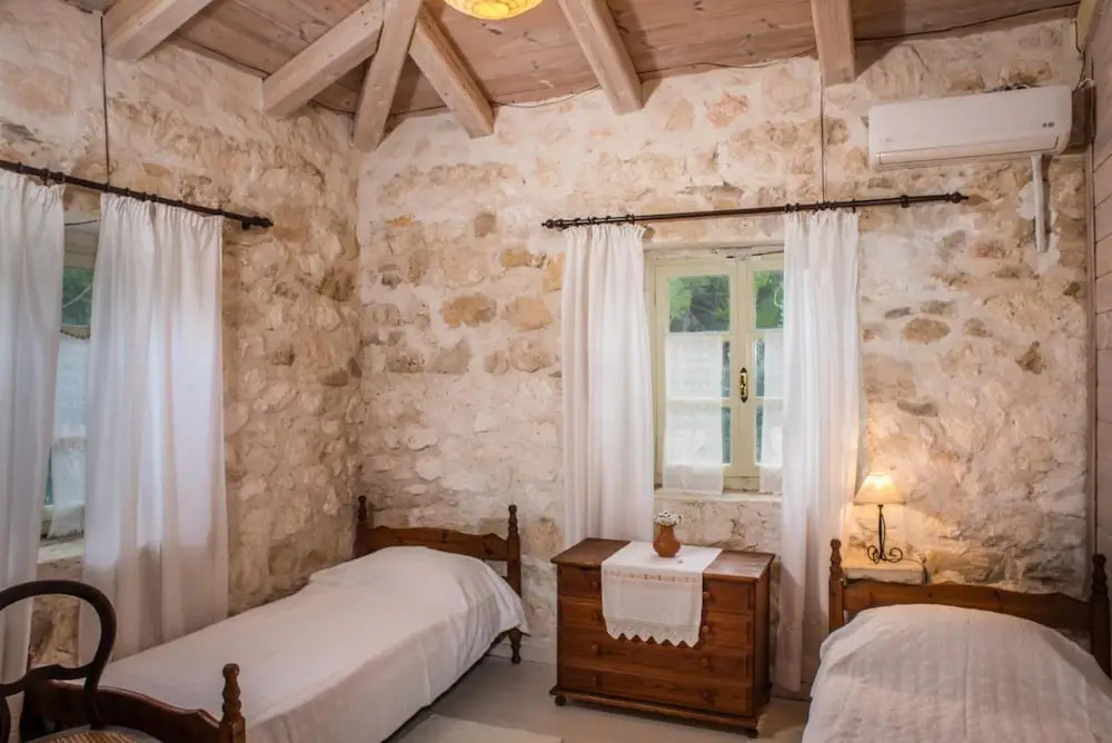 Jiannis Villa - Stone Villa in the Greenery
